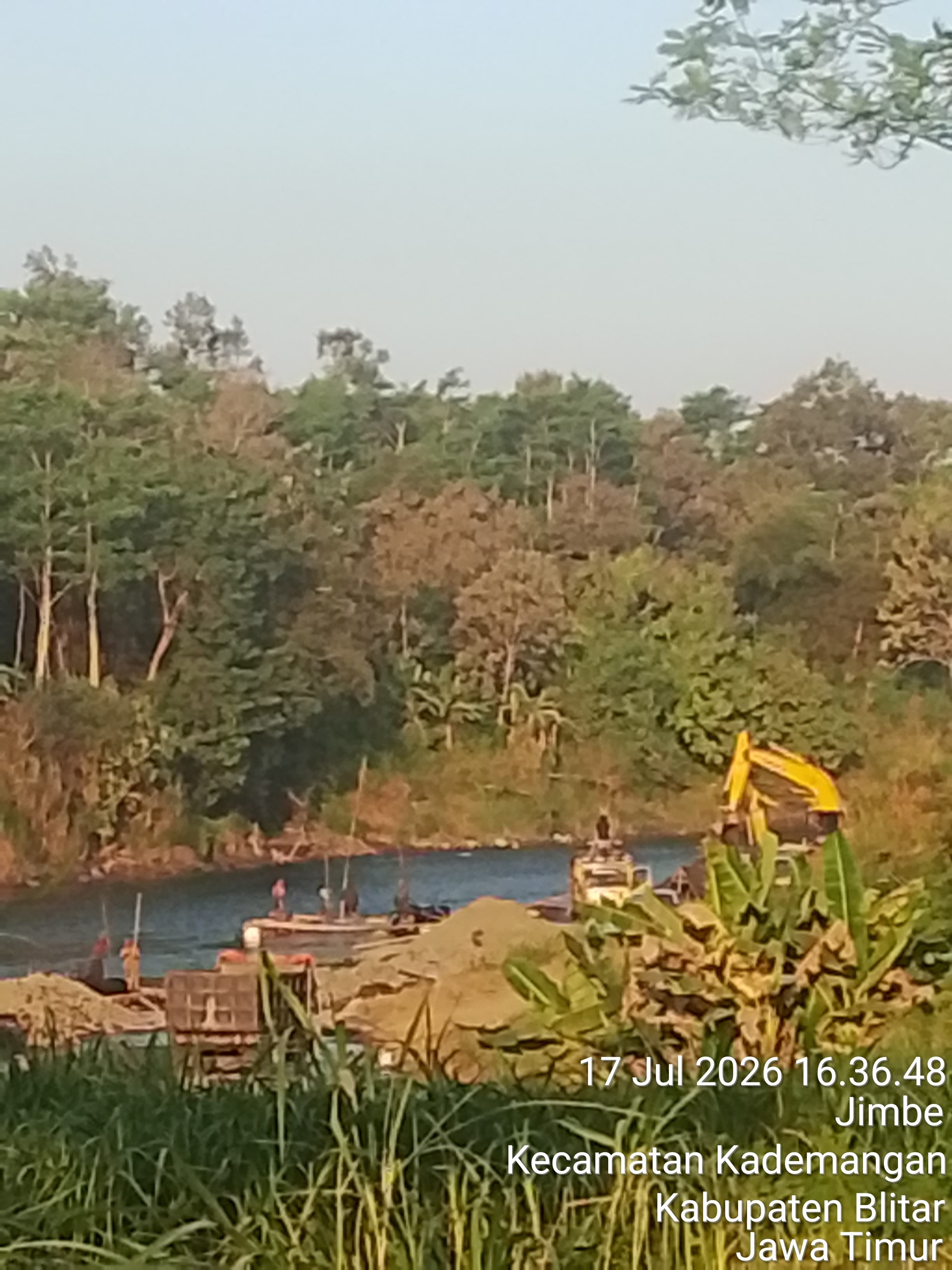 BEBAS TANPA RINTANGAN! SUNGAI JIMBE BLITAR DIJARAH SINDIKAT TAMBANG PASIR ILEGAL, EKSKAVATOR RUSAK EKOSISTEM, WARGA TEROR BUNGKAM, DUGAAN PERLINDUNGAN OKNUM KIAN KUAT