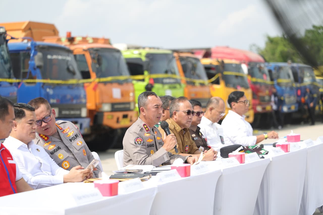 SERANGAN TOTAL POLDА SUMSEL! 1,26 JUTA LITER BBM ILEGAL DIRAMPAS, 50 TRUK MAFIA DIKUNCI, JALAN LEGAL DIBUKA UNTUK RAKYAT