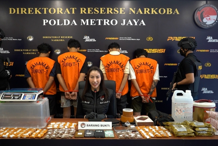 DI BALIK TEMBOK RUMAH WARGA TERSEMBUNYI PABRIK NARKOBA! SINDIKAT TEMBAKAU SINTETIS BONGKAR — 4 TERSANGKA DIAMANKAN, 995 GRAM SIAP SEBAR!